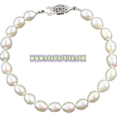 Pearl bracelet with high luster